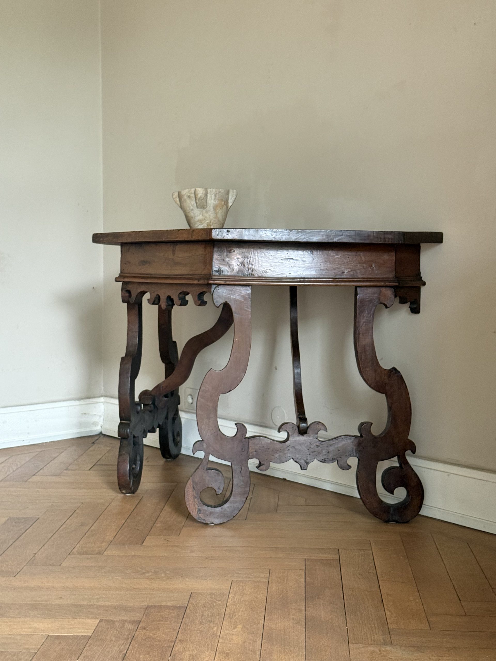 Early 18th Century Walnut Lyra Table